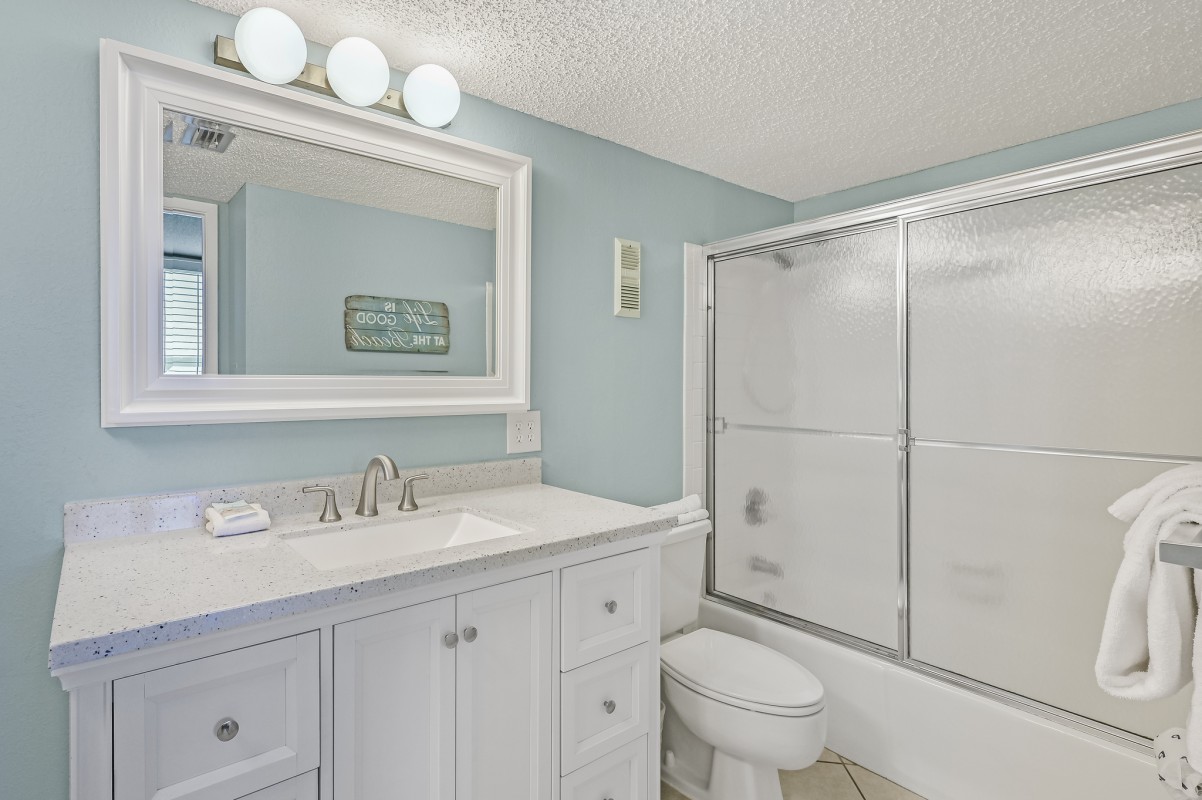 Master bathroom Unit 703 Islander Resort Destin beach rental